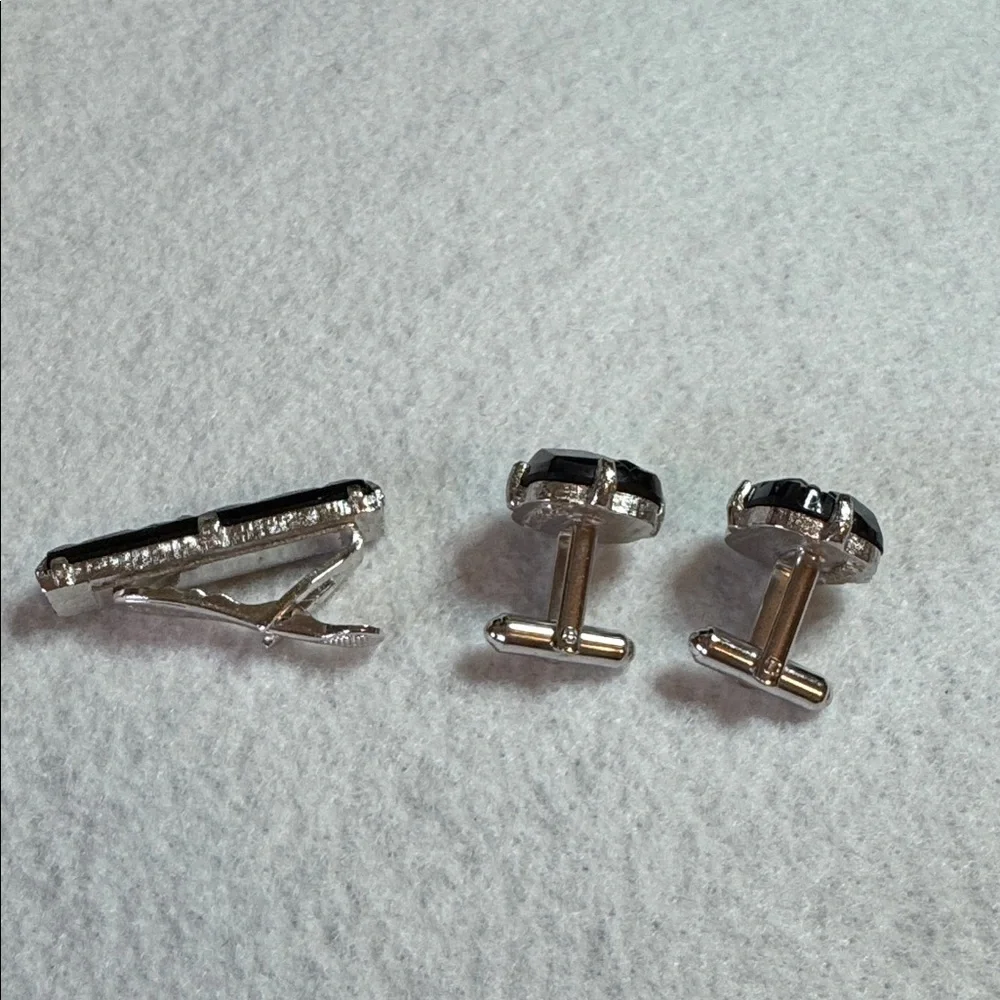 Men’s Sarah Coventry clustered hematite and chrome set of cufflinks and tie clip
